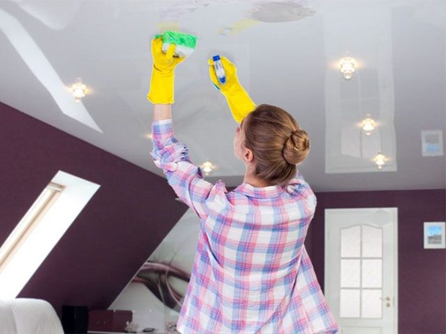 как помыть натяжной потолок дома