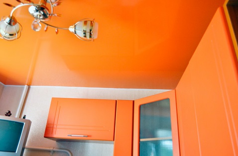 Оранжевый натяжной потолок в кухне