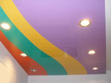 Цветной натяжной потолок